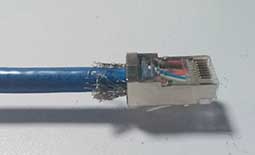 網(wǎng)絡(luò)線的刷剪編織包銅箔去鋁箔機任用，鑫遠程